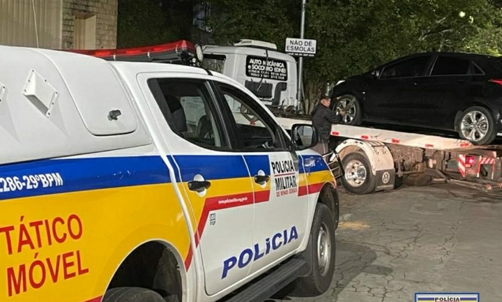 Polícia Militar apreende veículo clonado na praça da Santa Casa em Poços de Caldas