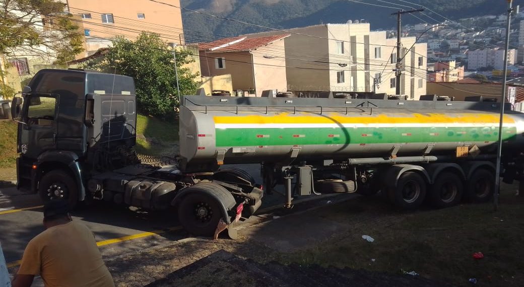 Carreta bloqueia trânsito ao tentar fazer curva em Poços de Caldas