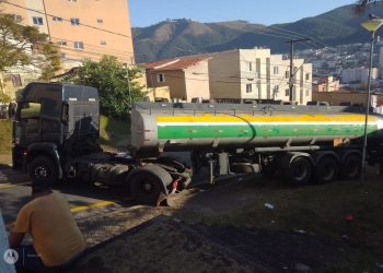 Carreta bloqueia trânsito ao tentar fazer curva em Poços de Caldas