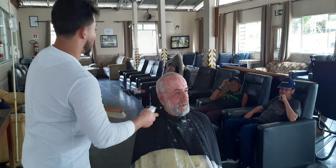 Voluntários realizam ‘Tarde da Beleza’ com idosos da Vila Vicentina Elvira Dias de Poços de Caldas
