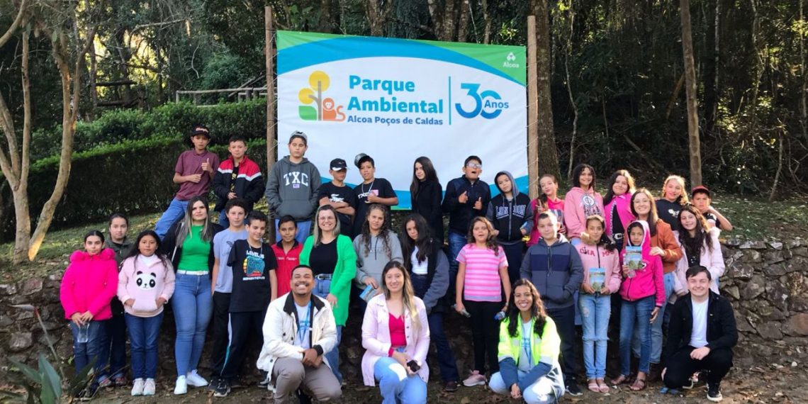 Alcoa Poços de Caldas recebe alunos de escola de Andradas no Parque Ambiental
