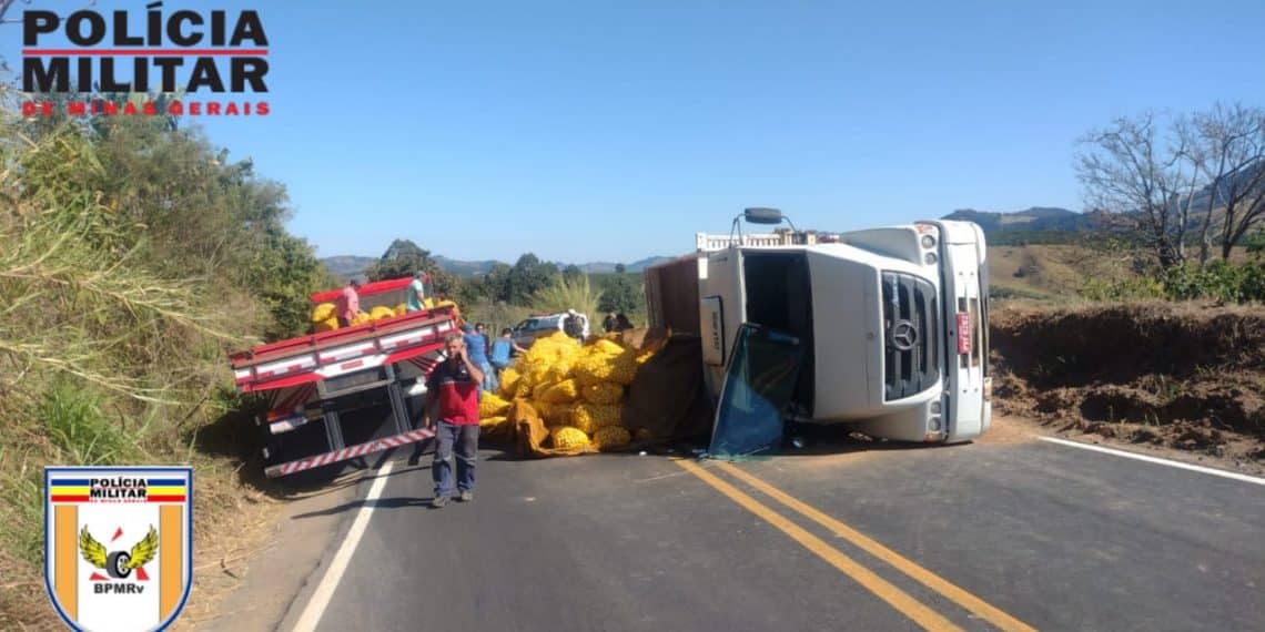 Caminhoneiro cochila ao volante e veículo tomba na MG-455