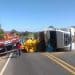 Caminhoneiro cochila ao volante e veículo tomba na MG-455