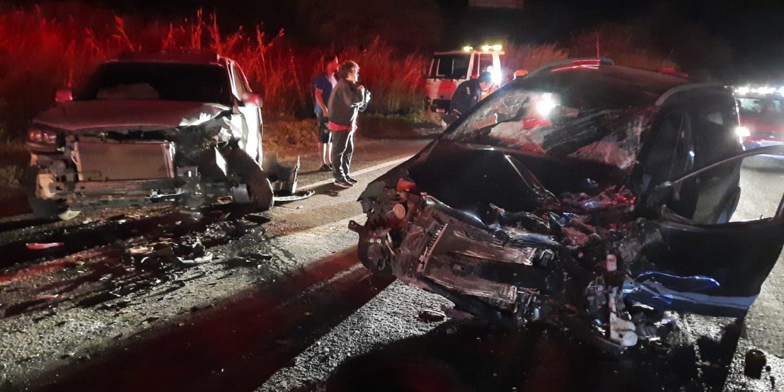 Condutora com sintomas de embriaguez atinge dois veículos na Serra do Selado em Poços