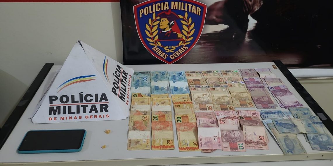 PM localiza drogas e dinheiro na zona leste e prende foragido da justiça em Poços