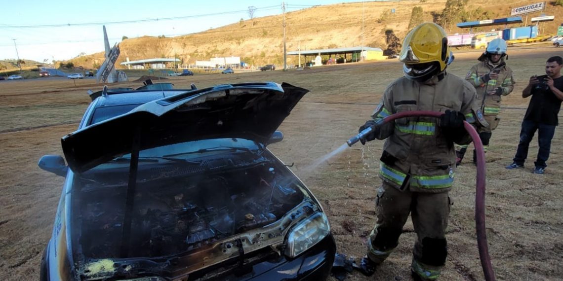 Carro pega fogo na Rodovia do Contorno em Poços de Caldas