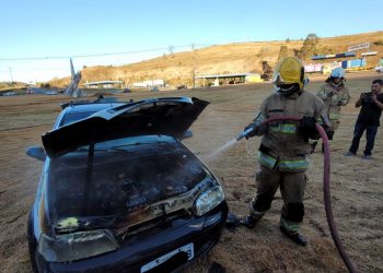 Carro pega fogo na Rodovia do Contorno em Poços de Caldas