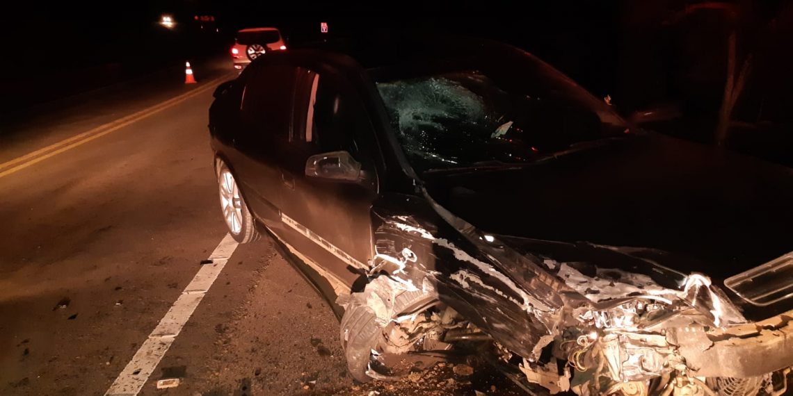 Acidente entre dois carros deixa uma pessoa ferida na BR-459 em Caldas