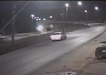 Câmera de monitoramento flagra acidente entre carro e moto em Poços de Caldas