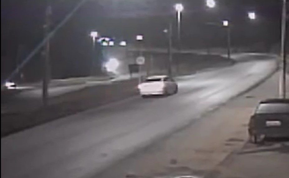 Câmera de monitoramento flagra acidente entre carro e moto em Poços de Caldas