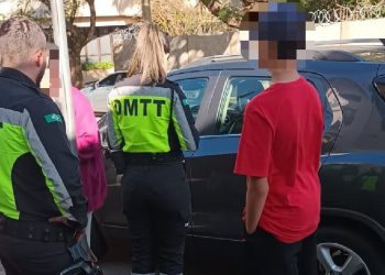 Adolescente de 14 anos é flagrado conduzindo carro; mãe alegou que estava ensinando a dirigir