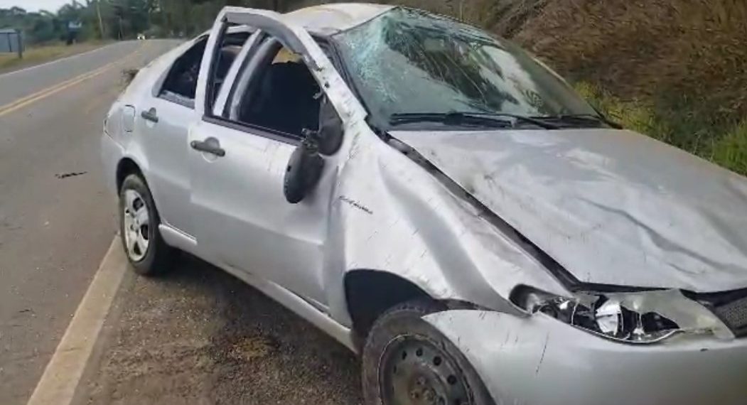 Carro ocupado por casal capota na BR 267; é o segundo acidente registrado na rodovia somente nesta terça-feira