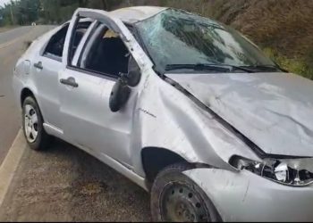 Carro ocupado por casal capota na BR 267; é o segundo acidente registrado na rodovia somente nesta terça-feira