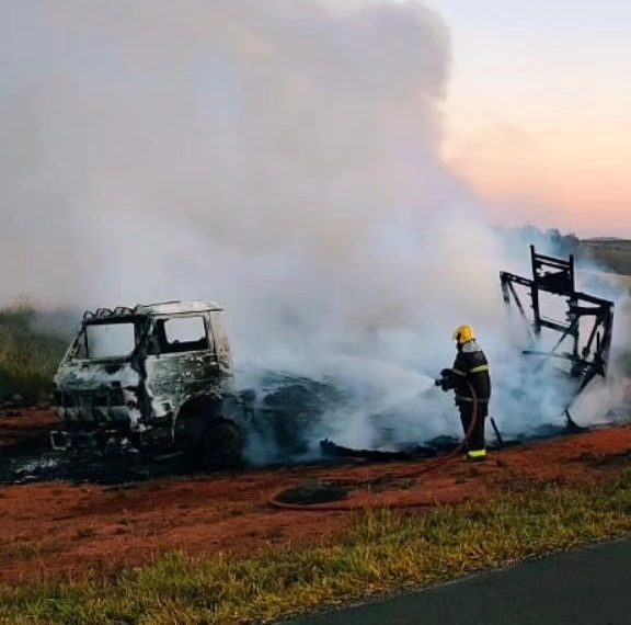 Caminhão fica completamente destruído após incêndio na BR-146