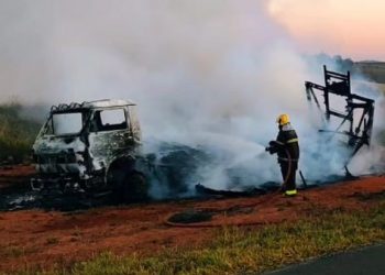 Caminhão fica completamente destruído após incêndio na BR-146
