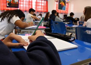 Câmara de Poços aprova lei que institui ensino de noções da Lei Maria da Penha em escolas