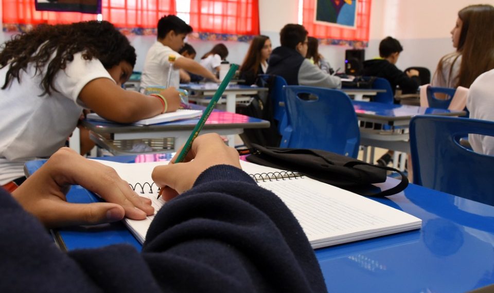 Câmara de Poços aprova lei que institui ensino de noções da Lei Maria da Penha em escolas