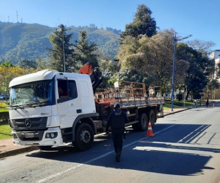 Dois veículos são removidos em fiscalização em Poços de Caldas