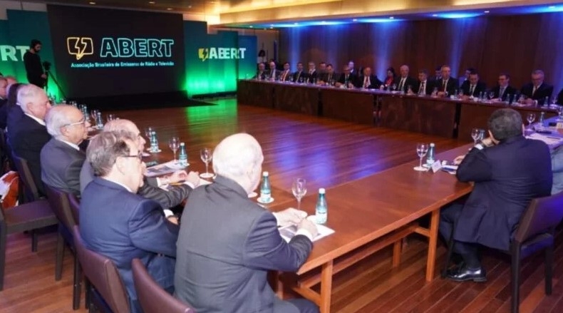 Vice-presidente Alckmin garante apoio à pauta da radiodifusão durante reunião em Brasília