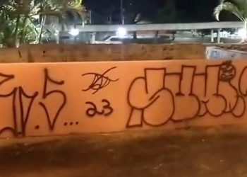 Dupla é flagrada pichando muretas do Museu em Poços de Caldas