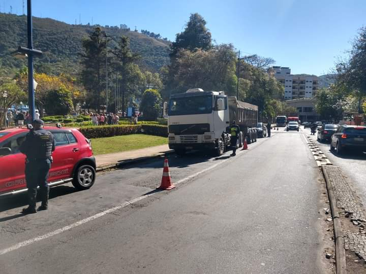 Operação Trânsito Seguro fiscaliza 138 veículos em Poços de Caldas