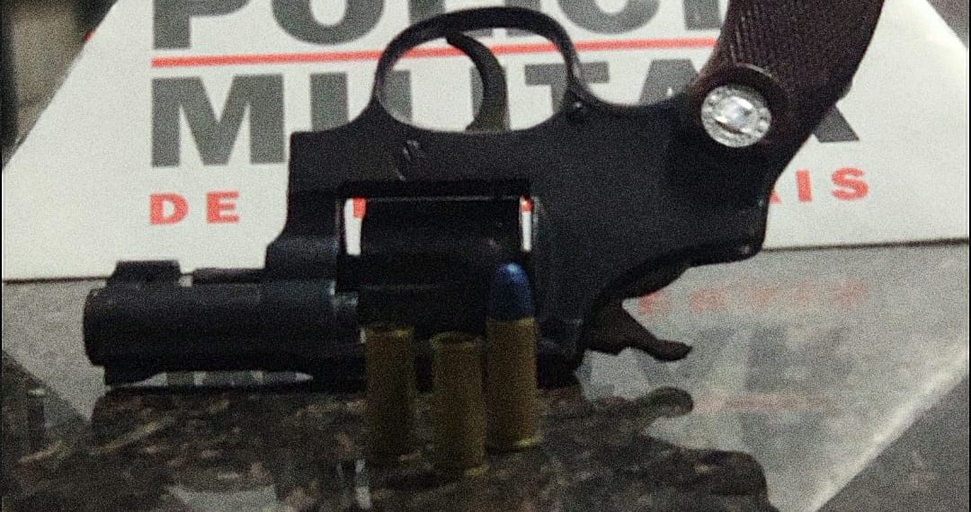 Arma é apreendida e dois homens presos após denúncia de disparo em Andradas 