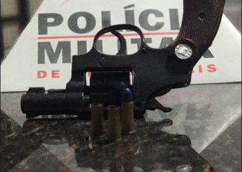 Arma é apreendida e dois homens presos após denúncia de disparo em Andradas 