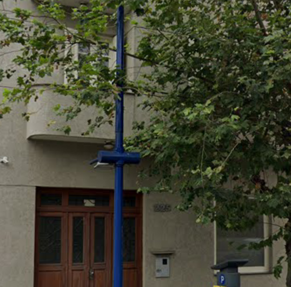 Homem invade, danifica prédio e joga água em militares antes de ser preso em Poços