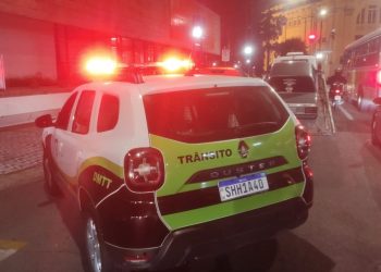 Condutor flagrado “cantando pneus” tem veículo apreendido por direção perigosa em Poços de Caldas