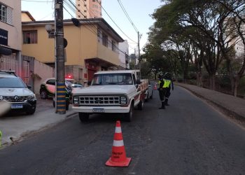 Operação do Demutran em Poços de Caldas resulta em veículos removidos e multas para diversos motoristas