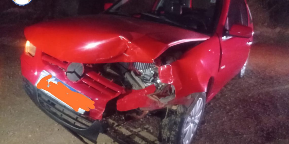 Batida entre dois carros deixa uma passageira ferida em Poços de Caldas