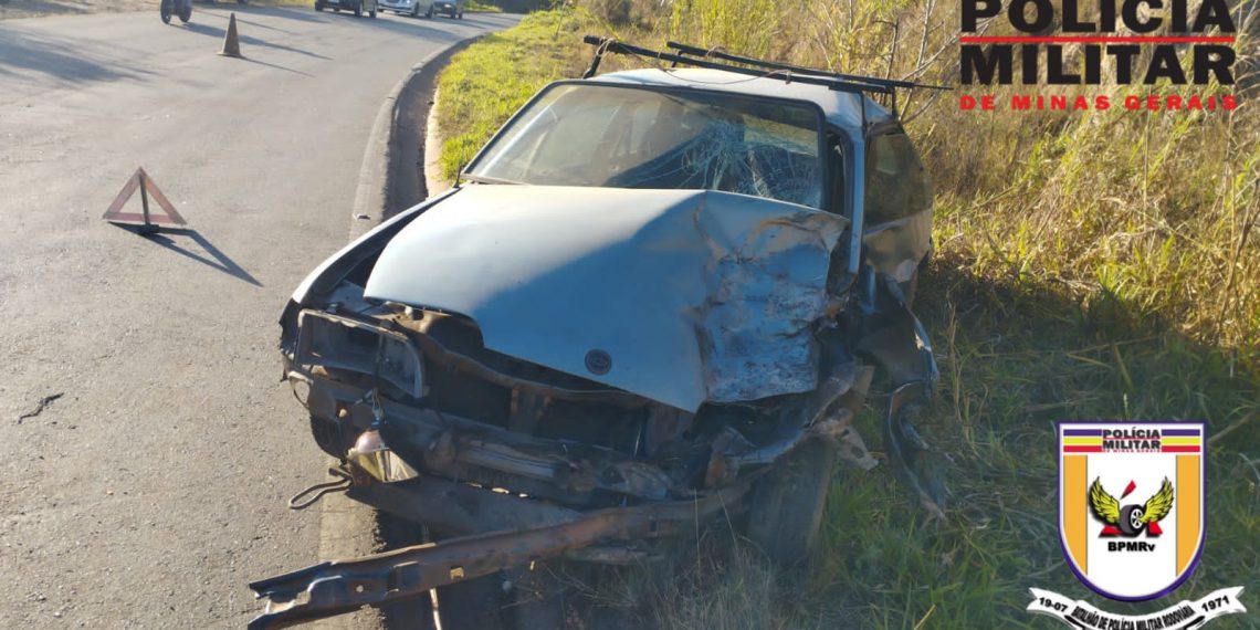 Acidente envolvendo três veículos deixa idoso gravemente ferido na MG-455