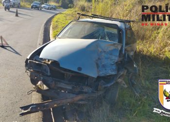 Acidente envolvendo três veículos deixa idoso gravemente ferido na MG-455