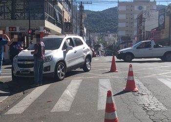 Acidente é registrado em cruzamento no centro de Poços de Caldas