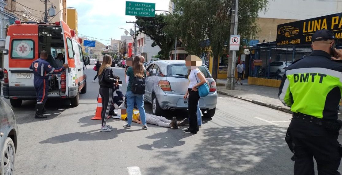 Homem fica ferido em acidente envolvendo moto e carro em Poços de Caldas