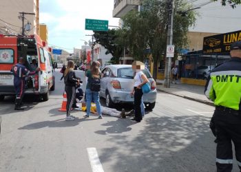 Homem fica ferido em acidente envolvendo moto e carro em Poços de Caldas