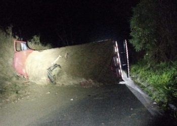Acidente entre caminhão e moto deixa três pessoas feridas em Andradas