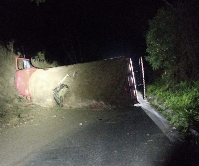 Acidente entre caminhão e moto deixa três pessoas feridas em Andradas