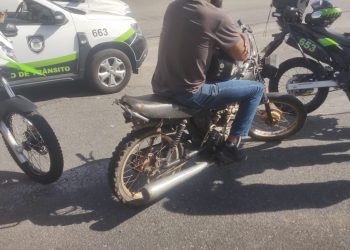 Homem inabilitado é detido com moto adulterada, sem placa e retrovisores em Poços de Caldas
