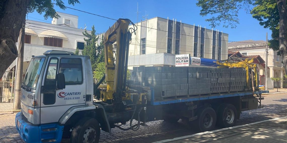 Polícia Militar prende em Botelhos suspeito de roubo de caminhão carregado de concretos