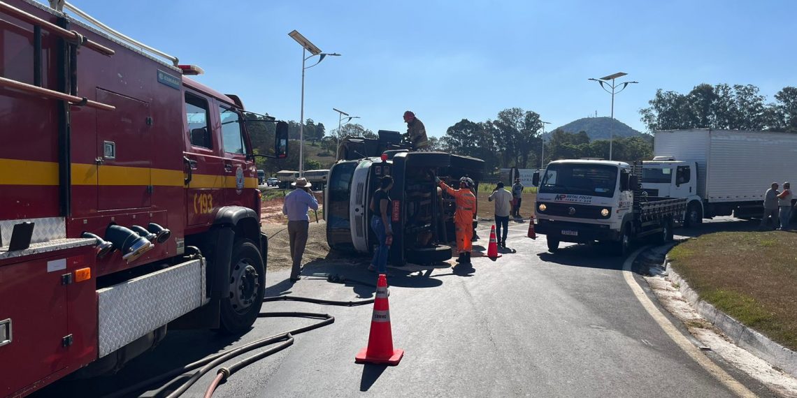 Caminhão carregado com café tomba e motorista fica ferido na BR-491