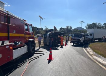 Caminhão carregado com café tomba e motorista fica ferido na BR-491