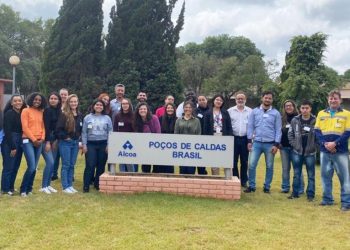 Estudantes do Instituto Federal Sul de Minas conhecem instalações da Alcoa Poços de Caldas