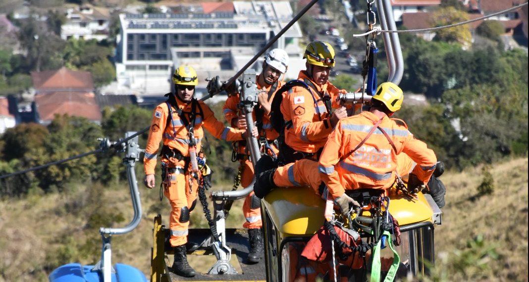 Bombeiros realizam treinamento de salvamento em altura  no Teleférico de Poços de Caldas