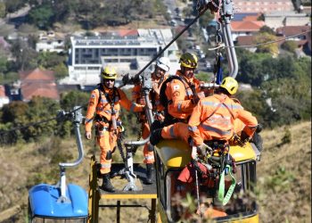 Bombeiros realizam treinamento de salvamento em altura  no Teleférico de Poços de Caldas