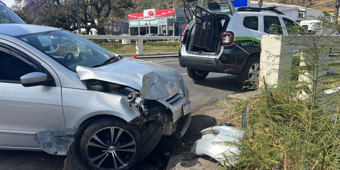 Carro bate contra mureta de ponte em Poços de Caldas ao desviar de caminhão