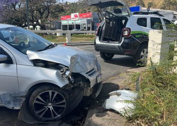 Carro bate contra mureta de ponte em Poços de Caldas ao desviar de caminhão