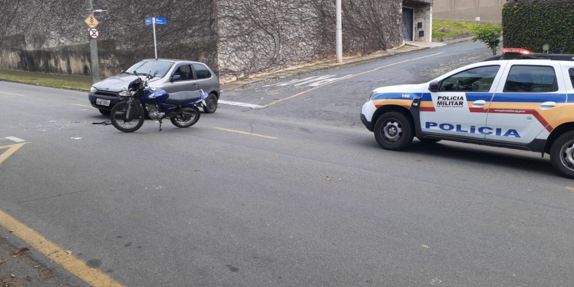 Condutor inabilitado avança sinal de pare e deixa motociclista ferida após acidente em Poços de Caldas