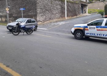Condutor inabilitado avança sinal de pare e deixa motociclista ferida após acidente em Poços de Caldas
