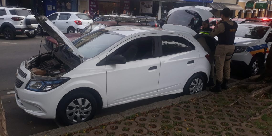 Carro furtado em residência é recuperado pela PM em Poços de Caldas